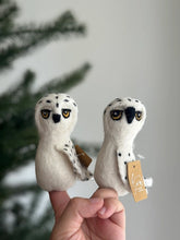 Load image into Gallery viewer, Snowy Owl Finger Puppet