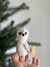 Load image into Gallery viewer, Snowy Owl Finger Puppet