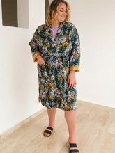 Load image into Gallery viewer, Handker Reversible Velvet Robe