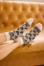 Load image into Gallery viewer, Wool Cashmere Quarter Crew Women&#39;s Socks - Hearts