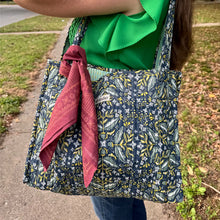 Load image into Gallery viewer, Handker Quilted Totes