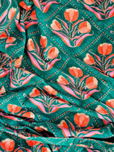 Load image into Gallery viewer, Handker Reversible Velvet Robe