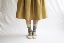 Load image into Gallery viewer, Nishiguchi Kutsushita, Wool, Made in Japan, Ethically Produced, Socks, Jaquard, Patterned, Oatmeal