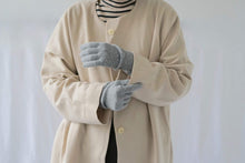 Load image into Gallery viewer, Nishiguchi Kutsushita, Merino, Made in Japan, Ethically Produced, Gloves, Light Grey